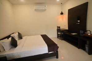 Habitación doble Deluxe, vista a la montaña | Escritorio y espacio para trabajar con laptop 