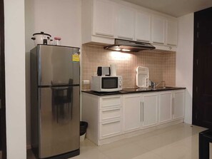 Fridge, microwave, dishwasher, coffee/tea maker