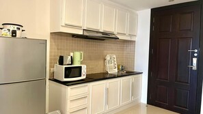 Refrigerador, microondas, lavavajillas y cafetera y tetera 