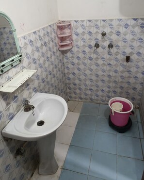 Standardzimmer | Badezimmer | Dusche, Seife, Shampoo