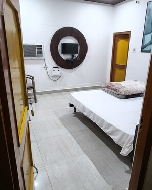Deluxe Room | Rollaway beds, bed sheets - Avantika Hotel (Faizabad)