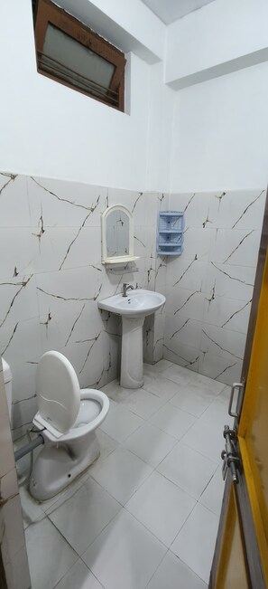 Deluxe Room | Bathroom | Shower, soap, shampoo - Avantika Hotel (Faizabad)