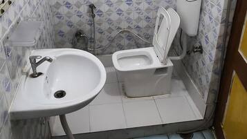 Deluxe kamer | Badkamer | Een douche, zeep, shampoo