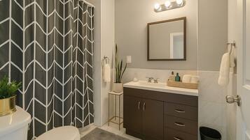 吹风机、毛巾、肥皂、卫生纸