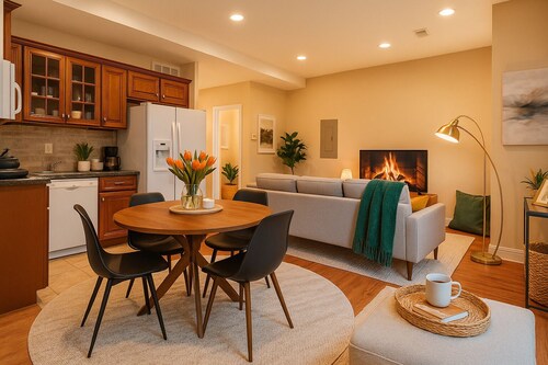 2 BD 2 BD / Parking / 1000 Sq Ft / King Beds / 15' Ceilings