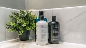 吹风机、毛巾、肥皂、卫生纸