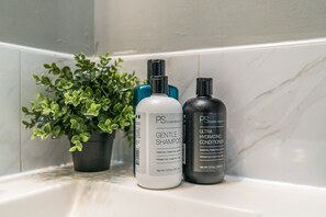 吹风机、毛巾、肥皂、卫生纸