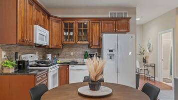 Four à micro-ondes, un four, surface de cuisson, lave-vaisselle