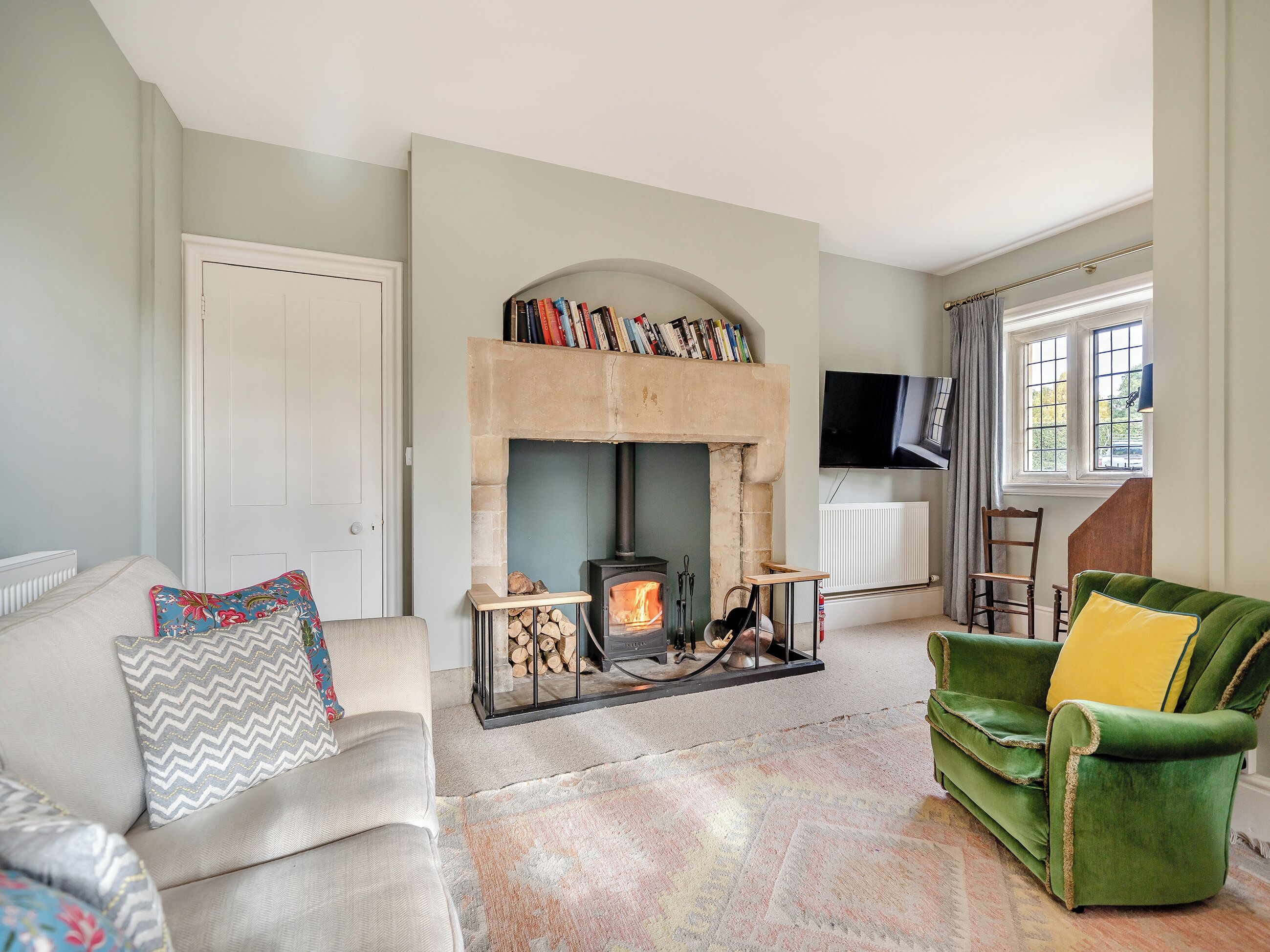 TV, fireplace