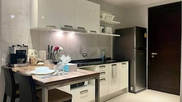 Kühlschrank, Mikrowelle, Herdplatte, Wasserkocher mit Kaffee-/Teezubehör