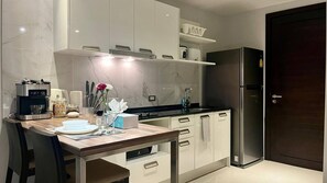 Kühlschrank, Mikrowelle, Herdplatte, Wasserkocher mit Kaffee-/Teezubehör