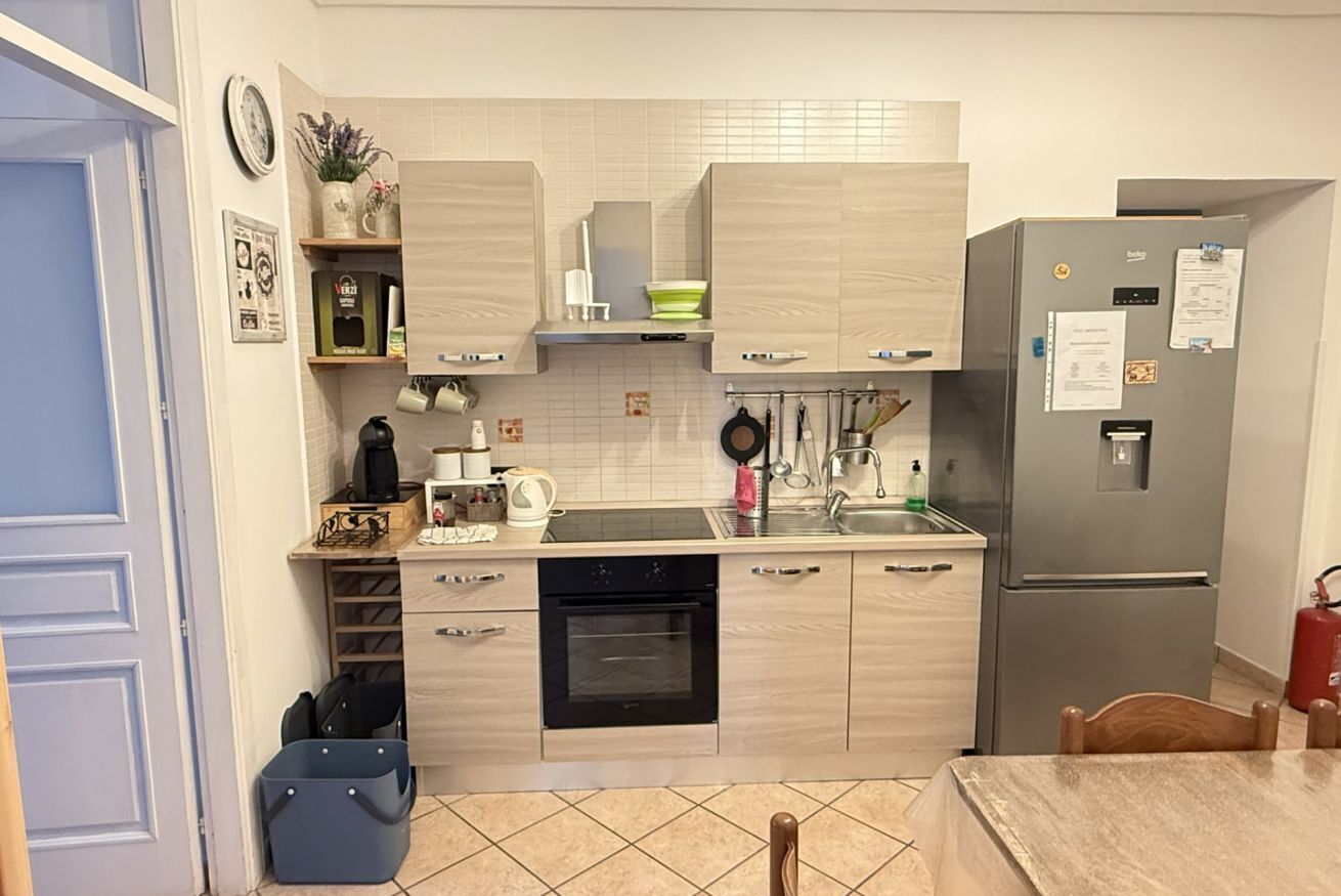 Jääkaappi, liesi, kahvin-/teenkeitin, vedenkeitin