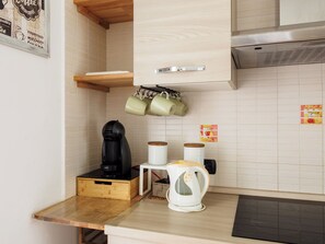 Fridge, microwave, stovetop, coffee/tea maker - Paravis Mio / Charming Central Apartment in Historic Piano di Sorrento (Piano di Sorrento)