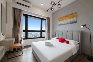 Comfort Suite, 2 Bedrooms, Kitchen, City View | Langsir/tirai gelap terus, kalis bunyi, Wi-fi percuma 