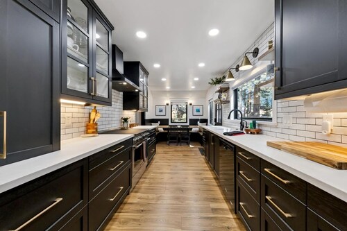 Beautifully Redesigned 5Br, Near Lake, Walk to Restaurants and Beaches, Hot Tub+