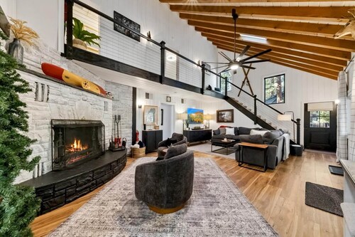 The Heartwood Tahoe: Beautifully Redesigned 5Br, Near Lake, Walk to Restaurants and Beaches, Hot Tub