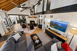 Smart TV, fireplace, video games, DVD player - Beautifully Redesigned 5Br, Near Lake, Walk to Restaurants and Beaches, Hot Tub+ (South Lake Tahoe)