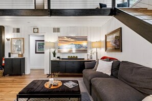 Smart TV, fireplace, video games, DVD player - Beautifully Redesigned 5Br, Near Lake, Walk to Restaurants and Beaches, Hot Tub+ (South Lake Tahoe)