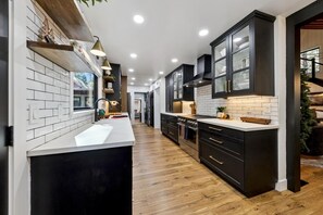 Fridge, microwave, oven, stovetop - Beautifully Redesigned 5Br, Near Lake, Walk to Restaurants and Beaches, Hot Tub+ (South Lake Tahoe)