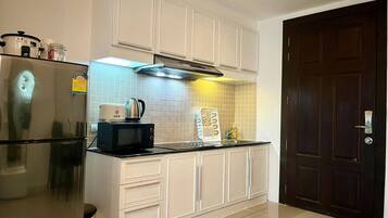 Refrigerador, microondas, cafetera y tetera y tostadora