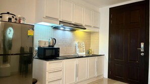 ثلاجة، ميكروويف، ماكينة لصنع القهوة/الشاي، محمصة خبز