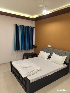 Deluxe Room | Desk, free WiFi