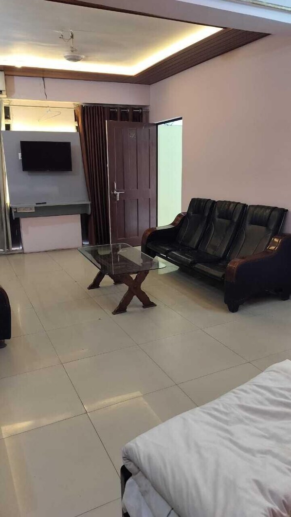 Standard Room | Desk, free WiFi