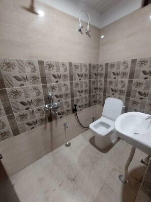 Regadera y papel de baño 