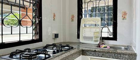 Frigorífico, microondas, placa de cocina y cafetera o tetera