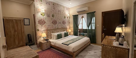 Työpöytä, kannettavalle tietokoneelle sopiva työtila, ilmainen Wi-Fi