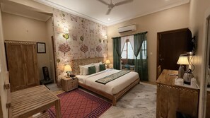 Desk, laptop workspace, free WiFi