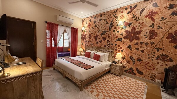 Desk, laptop workspace, free WiFi