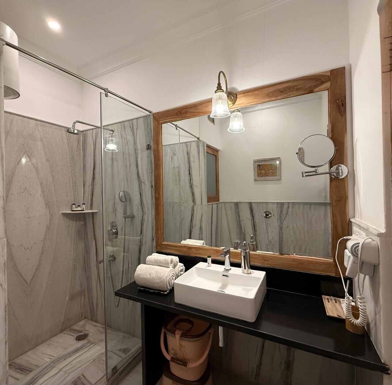 Desk, laptop workspace, free WiFi