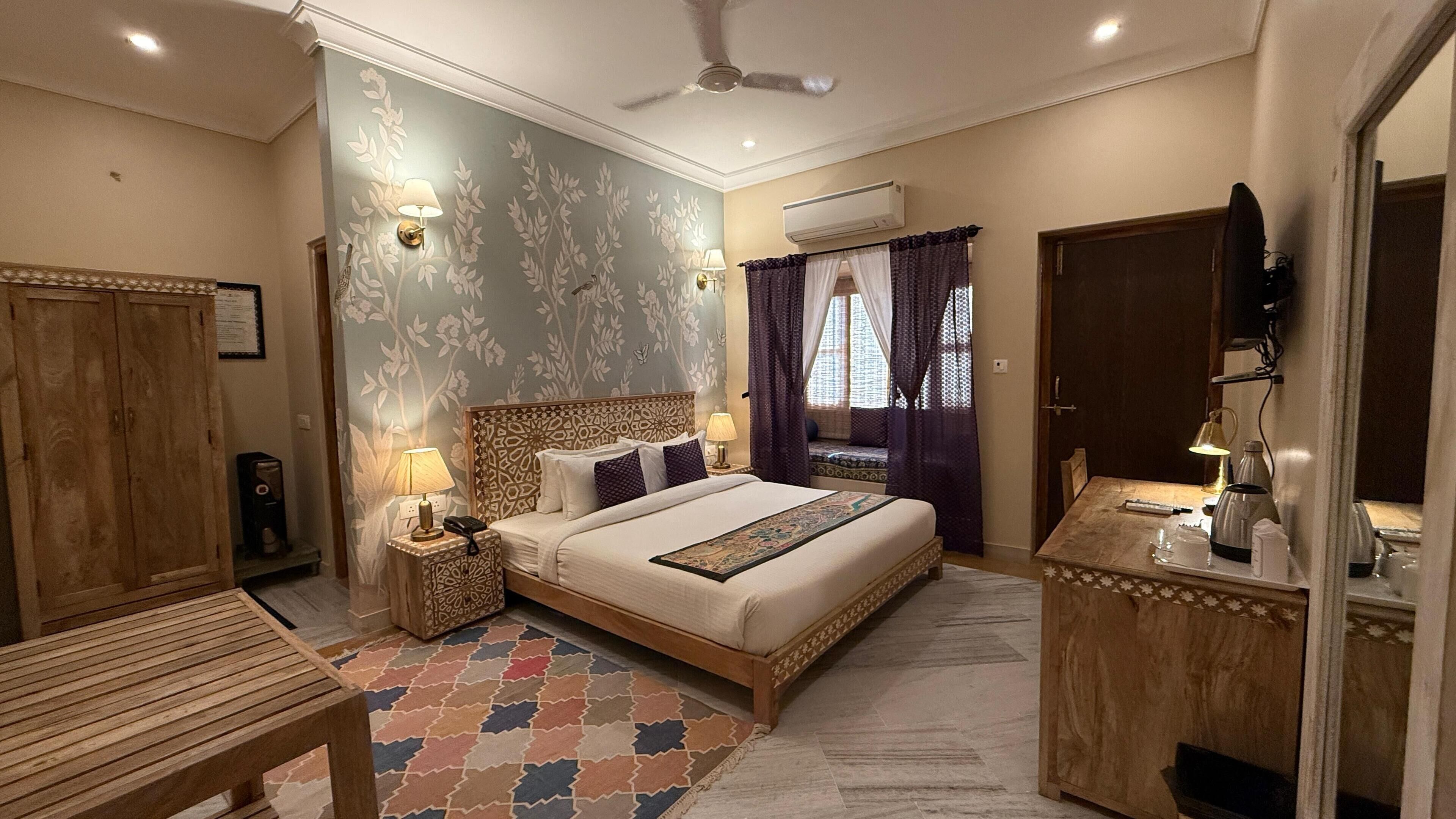 Desk, laptop workspace, free WiFi