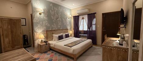 Desk, laptop workspace, free WiFi