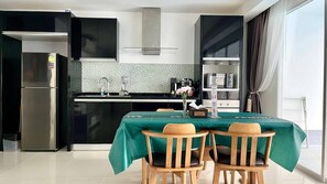 ثلاجة، ميكروويف، موقد طهي مسطح، ماكينة لصنع القهوة/الشاي