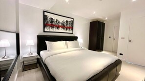 2 عدّة غرف نوم ومكواة/لوح كي وخدمة الإنترنت وملاءات أسرّة