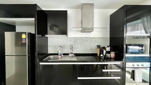 Kühlschrank, Mikrowelle, Herdplatte, Wasserkocher mit Kaffee-/Teezubehör