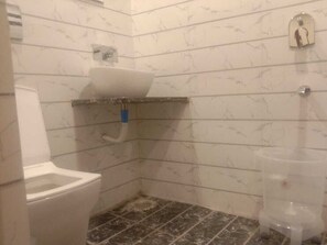 Executive Room | Bathroom | Shower, toilet paper