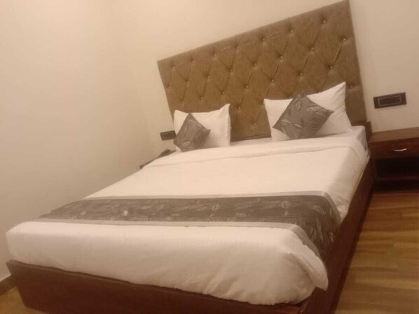 Deluxe Room | Desk, free WiFi