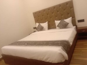 Deluxe Room | Desk, free WiFi