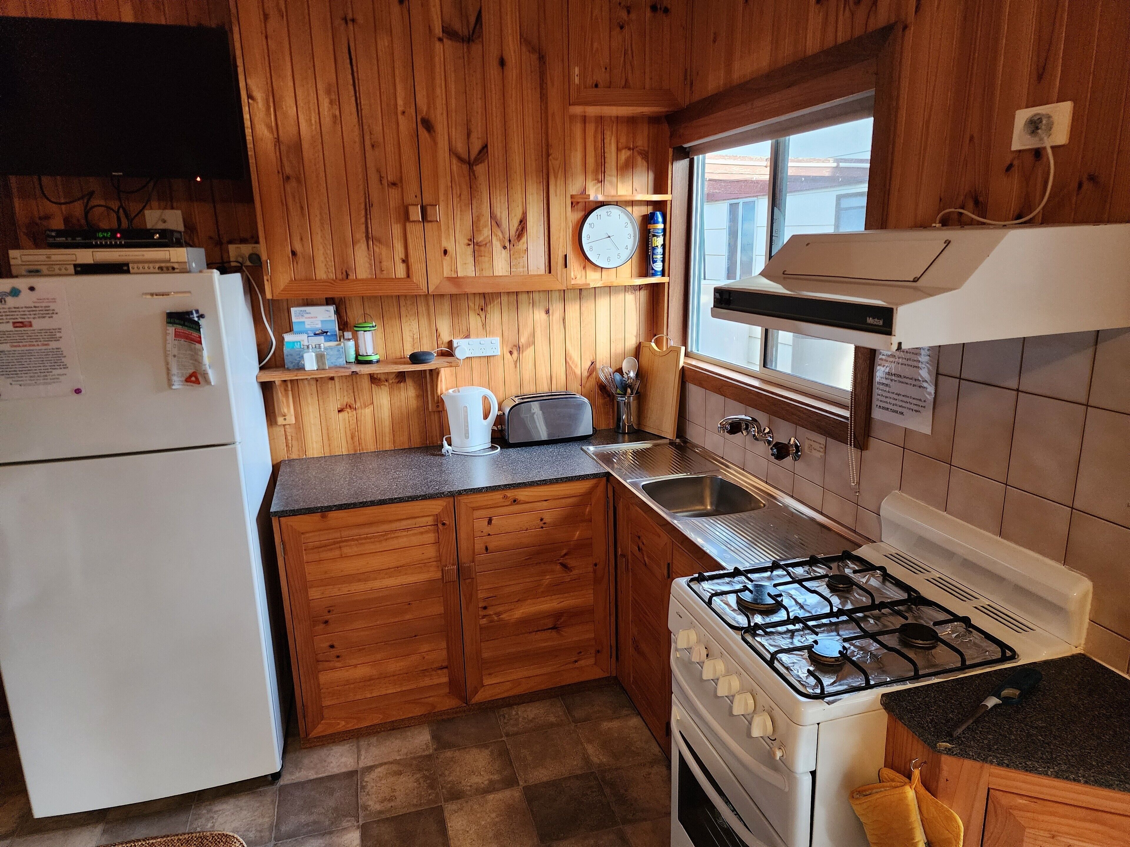 Microondas, horno, parrilla de estufa y tetera eléctrica 