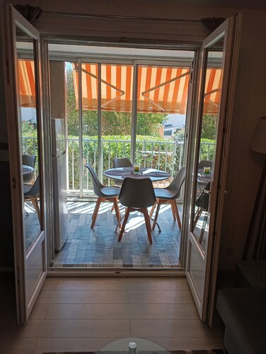 Appartement T2 cabine 50 metres plage MIRAMAR petite vue mer