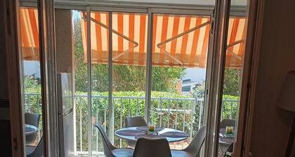 Apartment T2 cabin 50 meters beach MIRAMAR small sea view