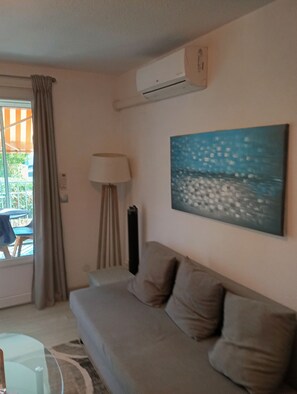 Living area - Apartment T2 cabin 50 meters beach MIRAMAR small sea view (La Londe-les-Maures)