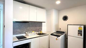 Køleskab, mikrobølgeovn, kogeplade, brødrister