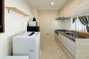Refrigerador, microondas, parrilla de estufa y utensilios de cocina 