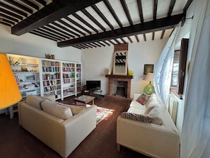 Télévision, lecteur de DVD, chaîne hi-fi