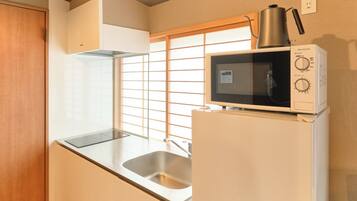 Geladeira, micro-ondas, cooktop, talheres/pratos/utensílios de cozinha