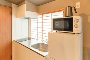 冷蔵庫、電子レンジ、コンロ、調理器具と食器